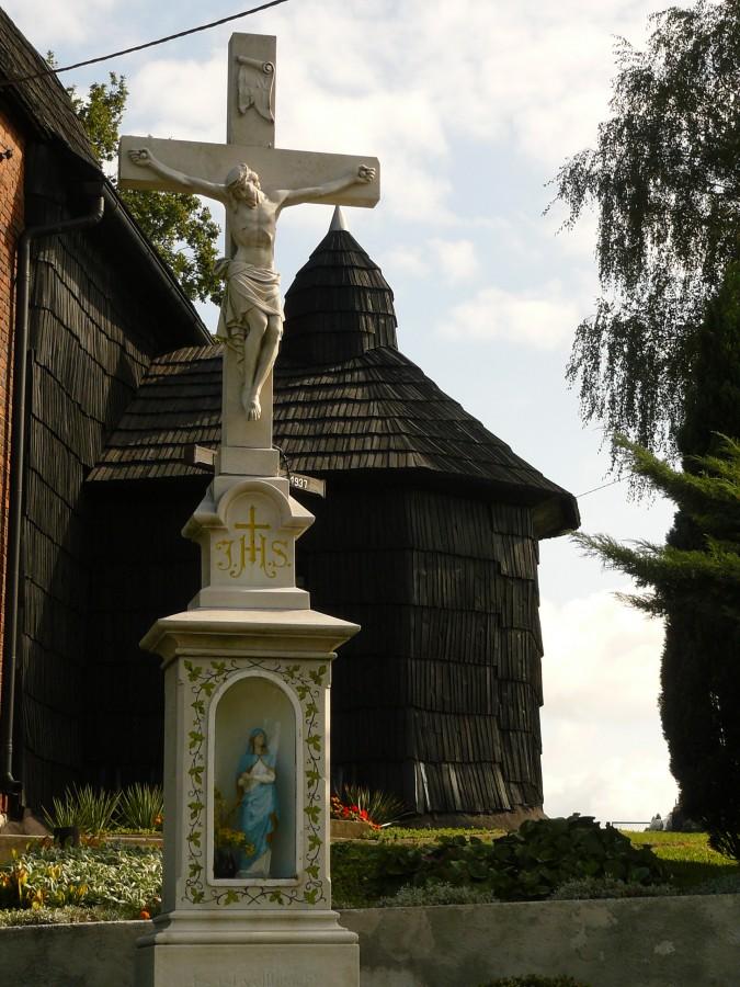 Krzyż przy gotyckim kościele w Księżym Lesie :)