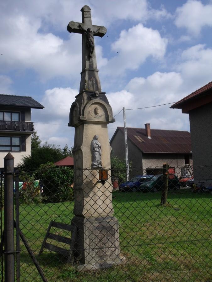 Kolejny krzyż z czaszką