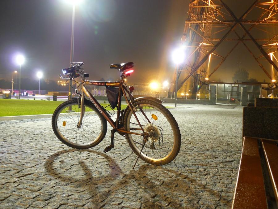 Nocą pod radiostacją.