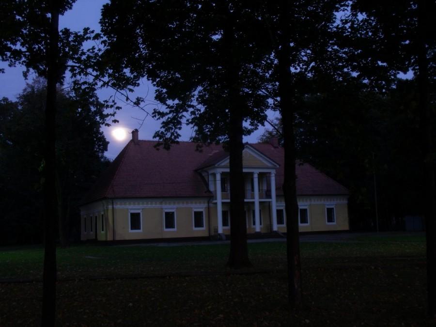 dworek w Kobiernicach w świetle księżyca
