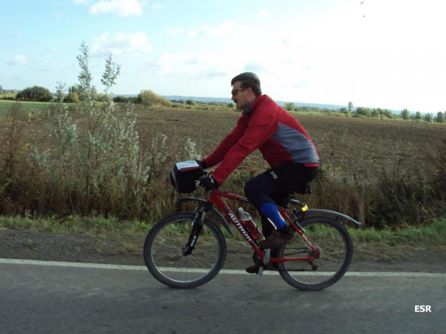 Mirek na zapożyczonym rowerku.