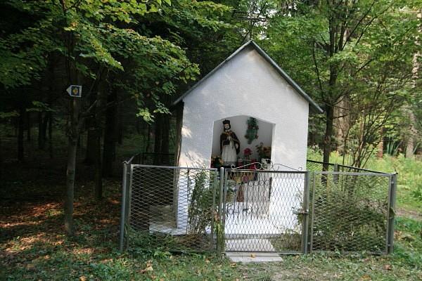 Kapliczka w lesie w Karwodrzy