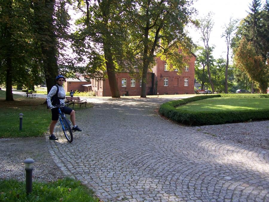 przed pałacem w Mierzęcinie
