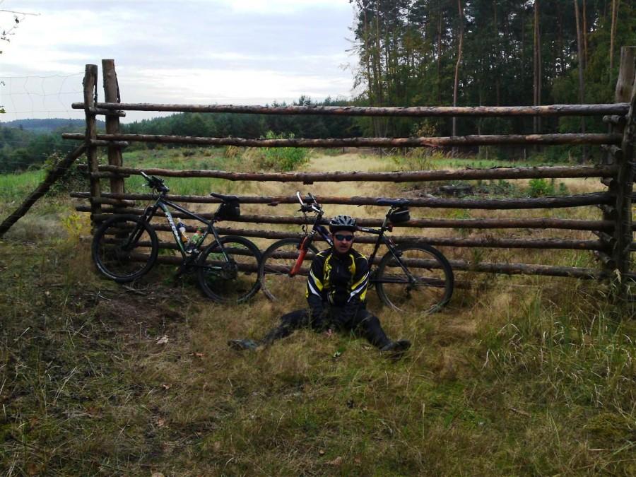 Niespodzianka na szlaku - płot i przegrodzona w poprzek droga