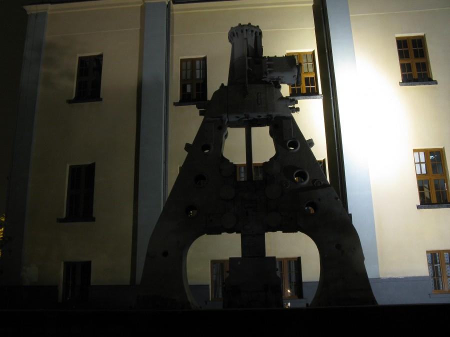 Młot przed muzeum