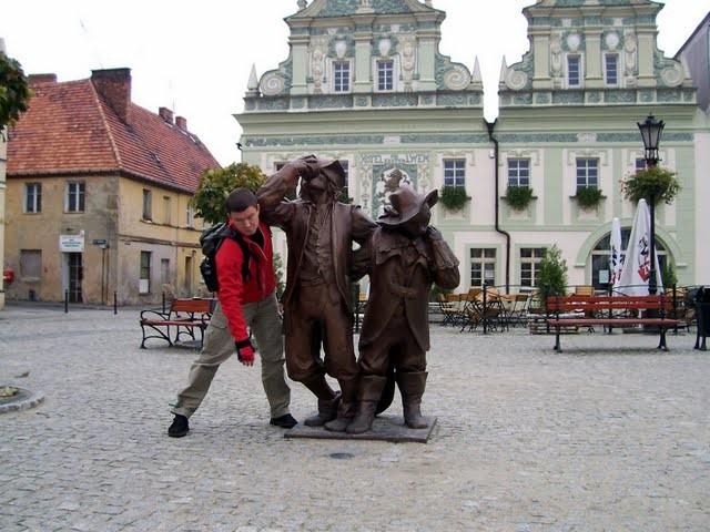 Pomnik kota w butach dziwnie wpływa na ludzi :)