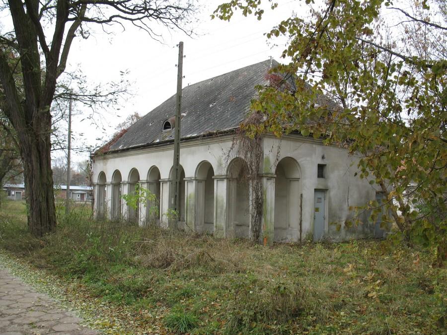 Zamienie - d. folwark, budynek gospodarczy z podcieniami.