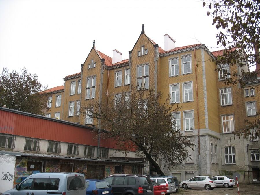 Szkoła "Pod Mądrą Sową" - od strony płn.