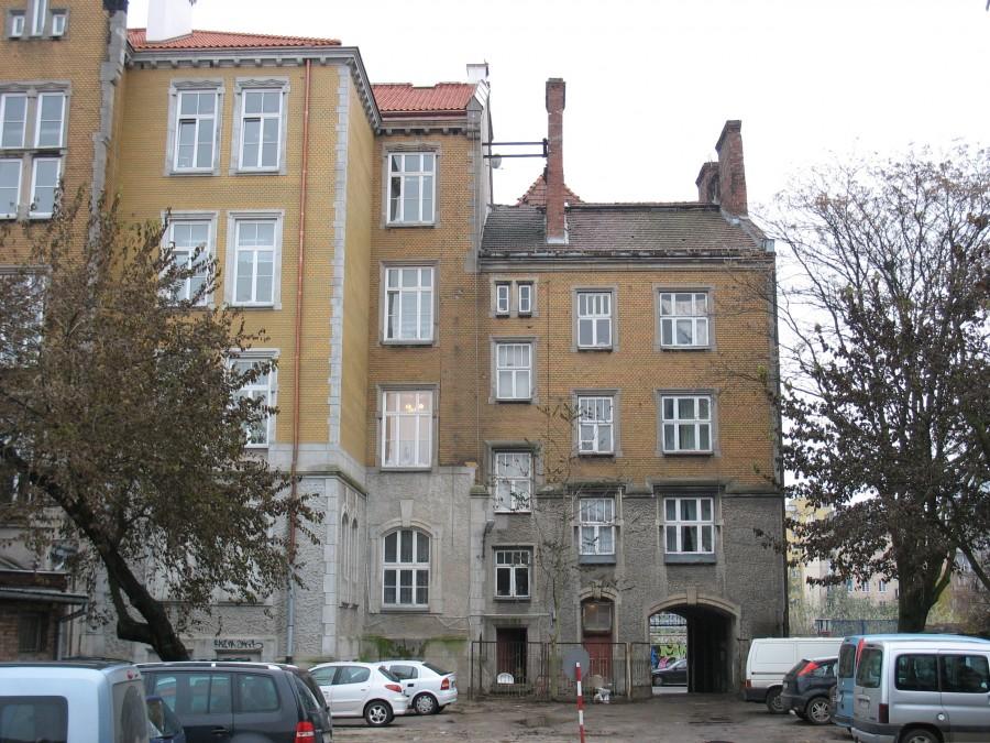 Szkoła "Pod Mądrą Sową" - brama na ul. Drewnianą