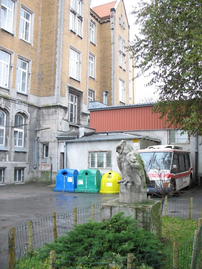 Szkoła "Pod Mądrą Sową" - Sowa i szkolny sówkobus