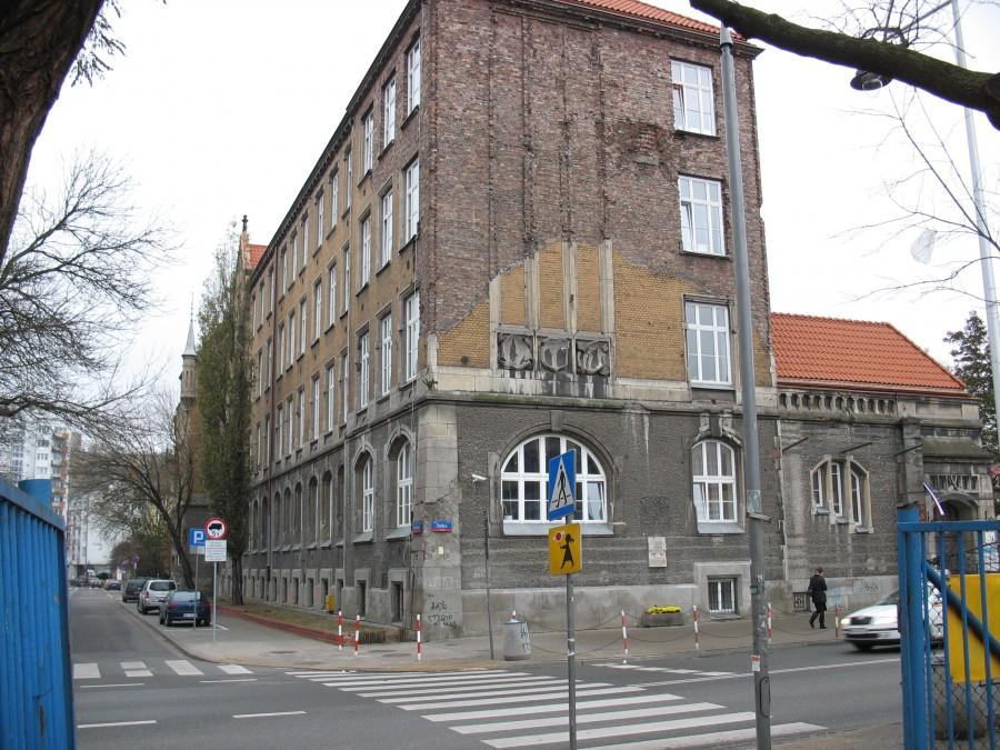 Szkoła "Pod Mądrą Sową" - róg Dobrej i Drewnianej