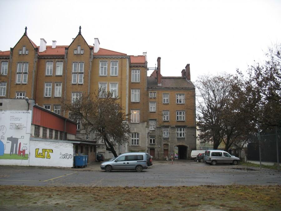 Szkoła "Pod Mądrą Sową" - brama z waypointem od podwórza