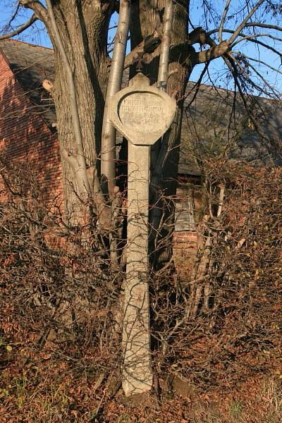 Drogowskaz do cmentarza nr 166