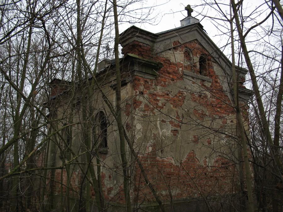 Kaplica grobowa Trębickich - od płn.