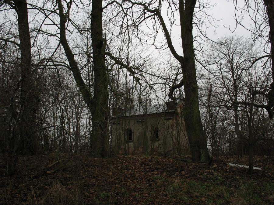 Kaplica grobowa Trębickich - od strony łąki.