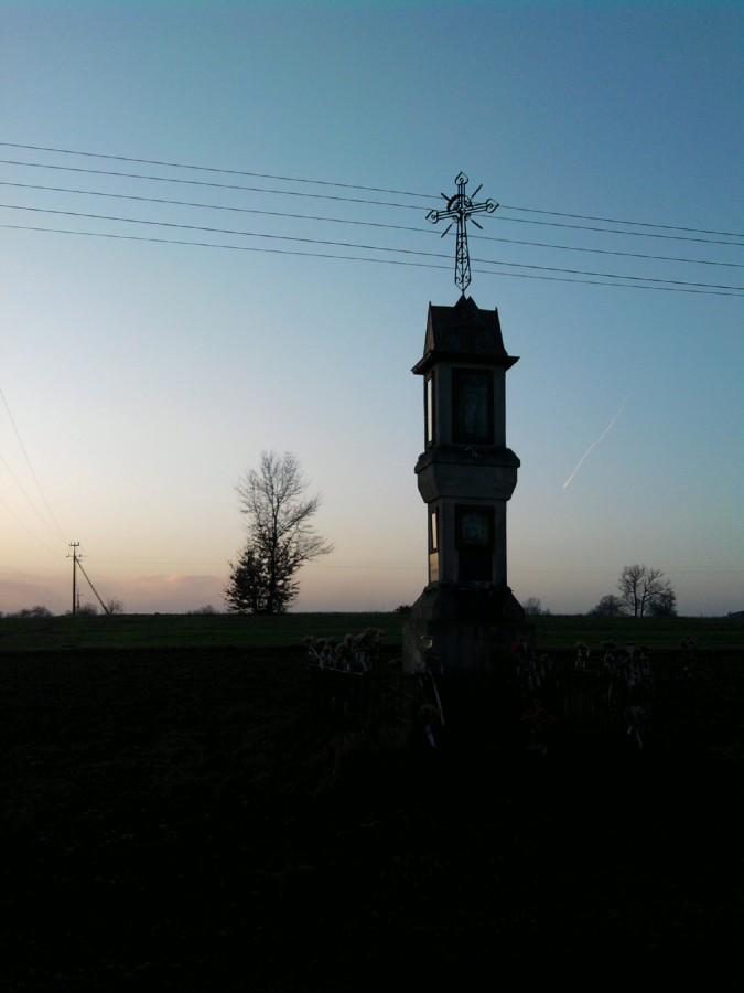 Kapliczka na rozdrożu w Dalkowie