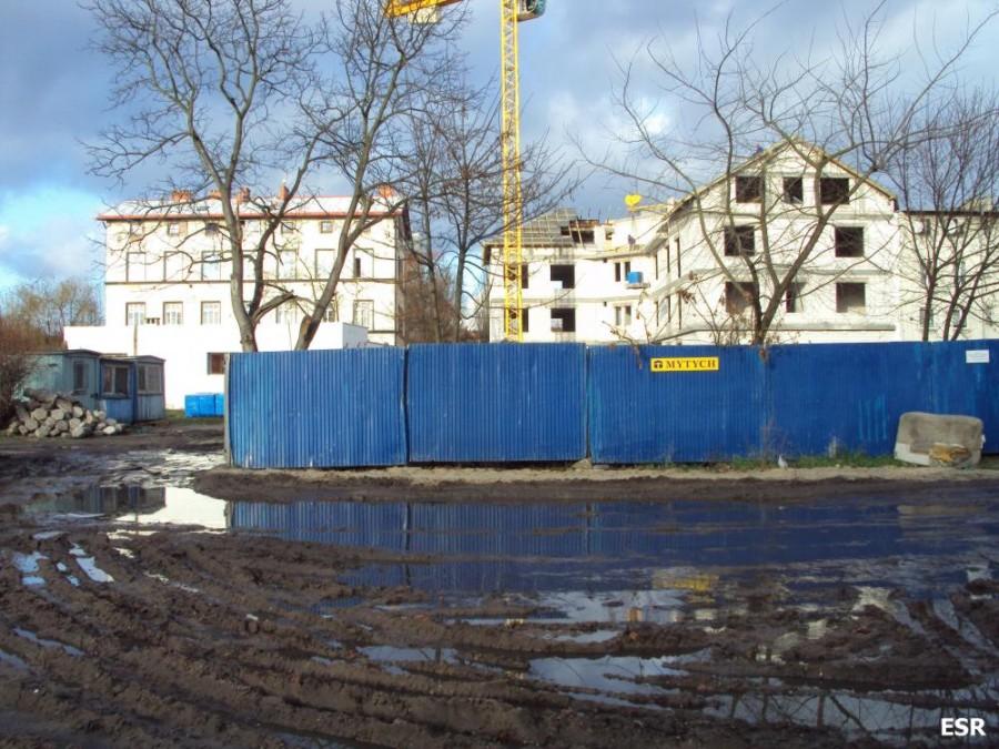 Błotny wyjazd z budowy.