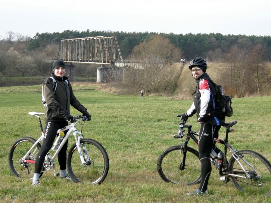 Bikerzy przy moście w Stobnicy