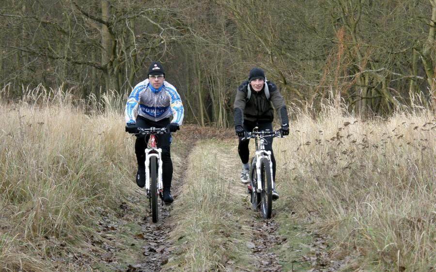 Bikerzy na terenowej trasie