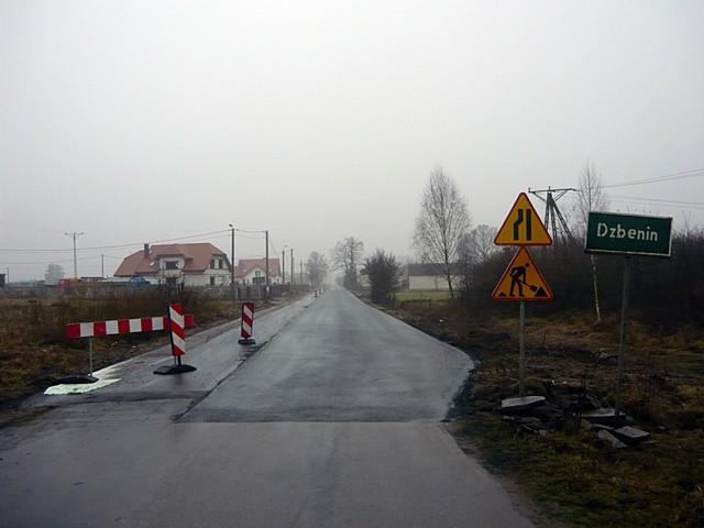 Poszerzanie drogi w Dzbeninie