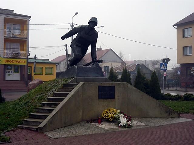 Pomnik w Różanie