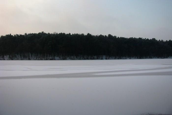 Zamarznięte jezioro