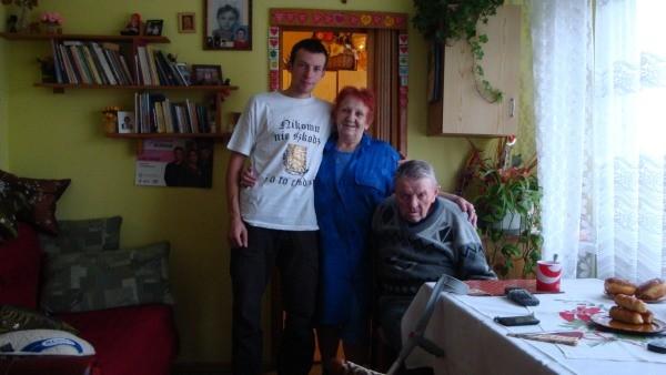 Zdjęcie pamiątkowe z dziadkami..bezcenne.