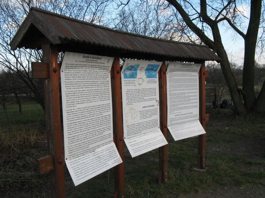 pokrzywione tablice w Siewierzu