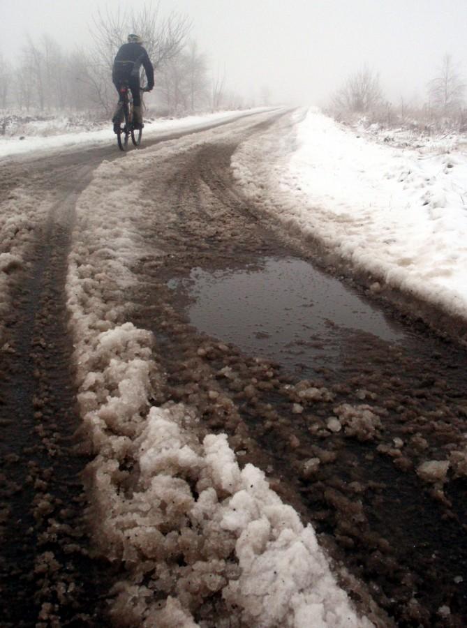 Topniejacy śnieg na drodze
