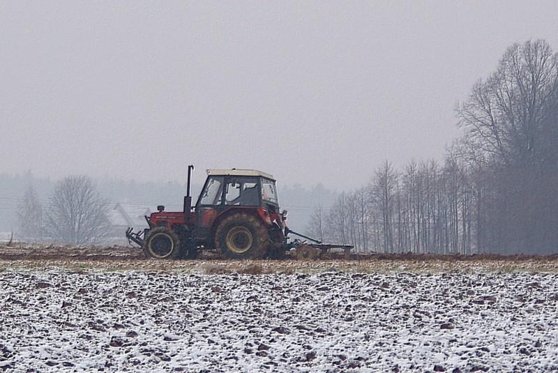 chłop na traktorze jedzie i orze
