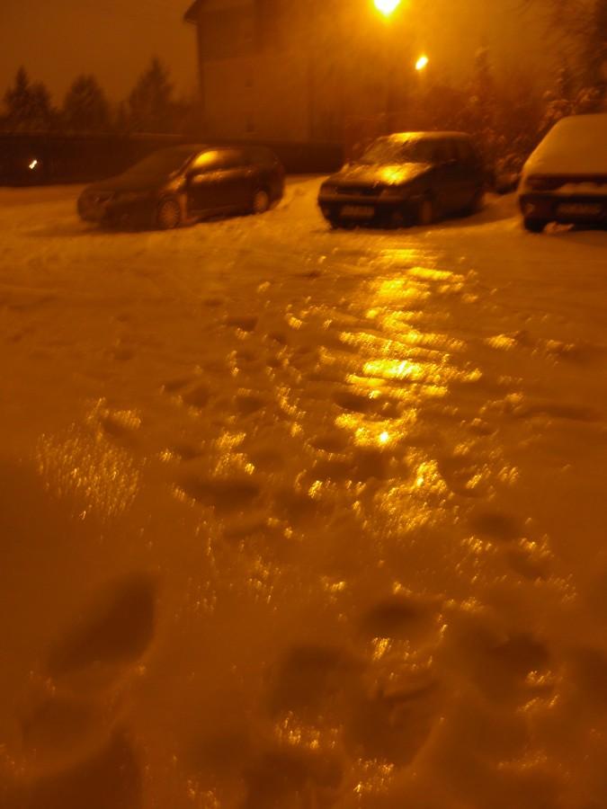 Skorupka zamarzniętego deszczu na śniegu
