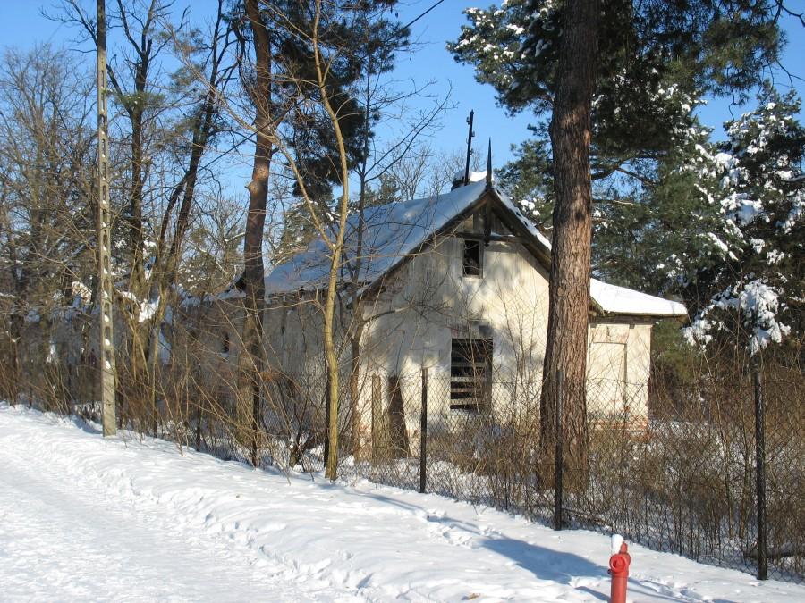Konstancin - ruiny stajni przy willi Jezioranka