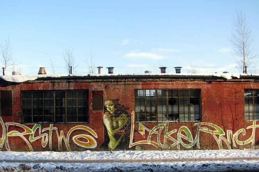 Graffiti na ceglanym budynku