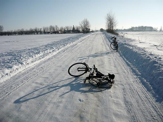 Lód przykryty śniegiem = upadek