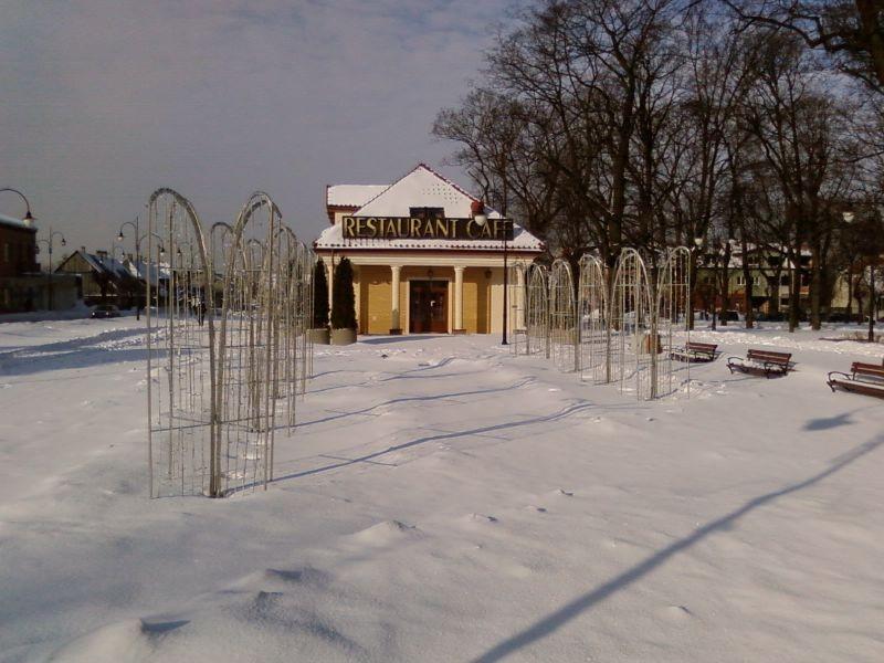 Sztuczna fontanna, niestety nieczynna