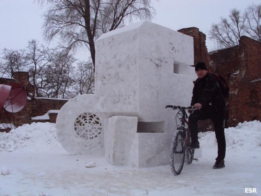 Śniegowe rzeźby.