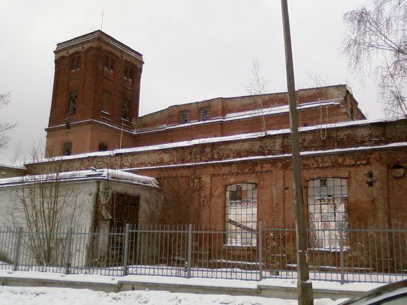 Niszczejąca fabryka