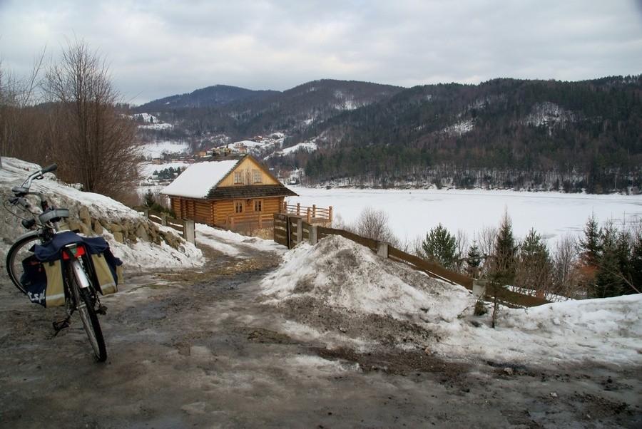 przystanek z widokiem na jezioro