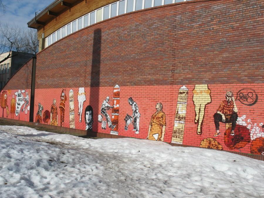 Mural za pomnikiem Budowy Szosy Brzeskiej