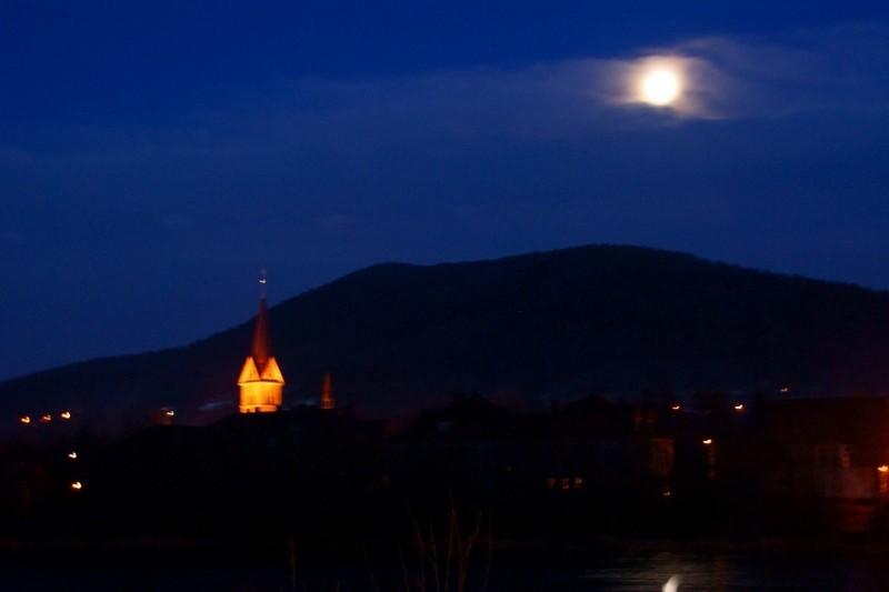 jakaś dziwna lampa nad Porąbką
