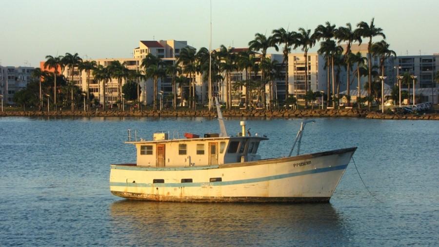 Kuter, w tle zabudowania Pointe-a-Pitre