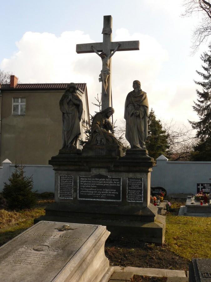Cmentarz obok kościoła - Wieszowa