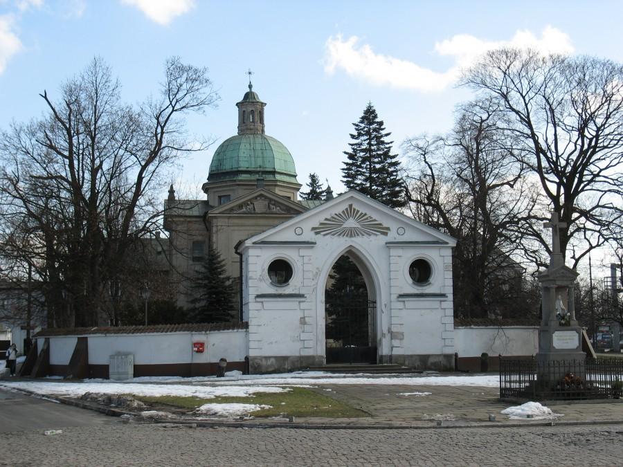 Kościół czerniakowski - brama cmentarna