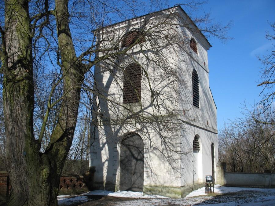 Słomczyn - dzwonnica przy kościele św. Zygmunta