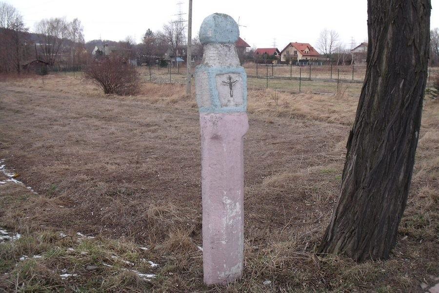 Jakiś pacan pomalował słupek farbkami:(