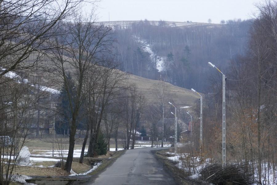 Droga w Pstrągowej i okoliczne górki