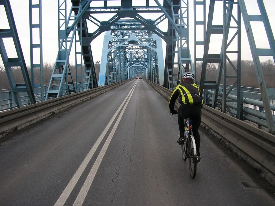 Biker na moście nad Wisłą