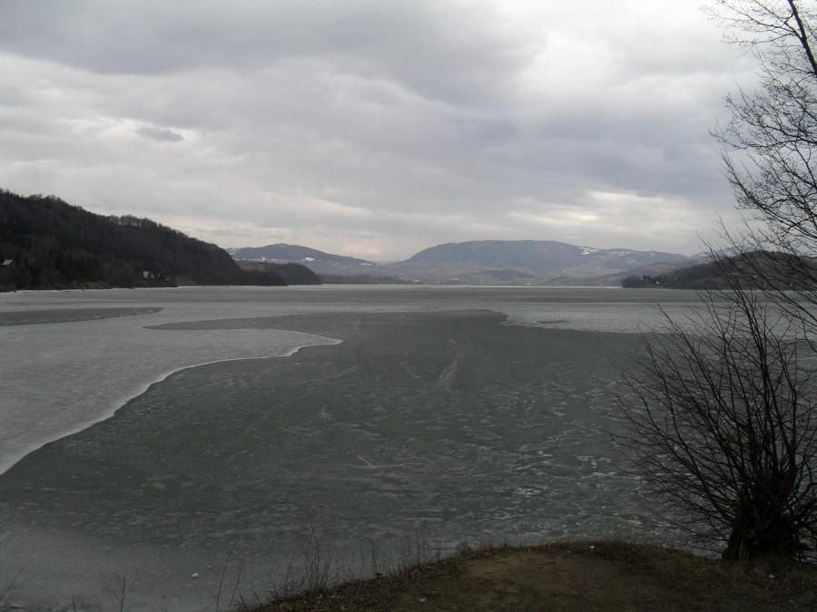 Zamarznięte Jezioro Rożnowskie