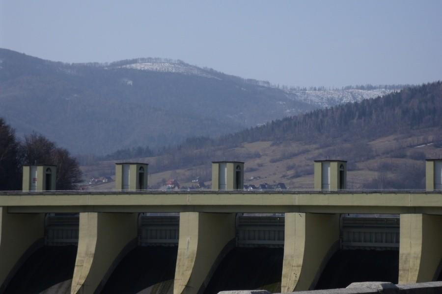 Zapora w Porąbce i ośnieżone szczyty gór