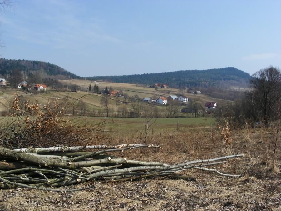 W tle po prawej widać o ile się nie mylę górę Kiczerę (516 m)
